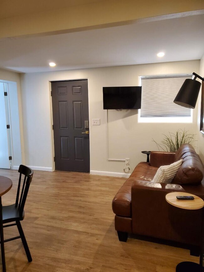 Building Photo - 1520 W Encanto Blvd