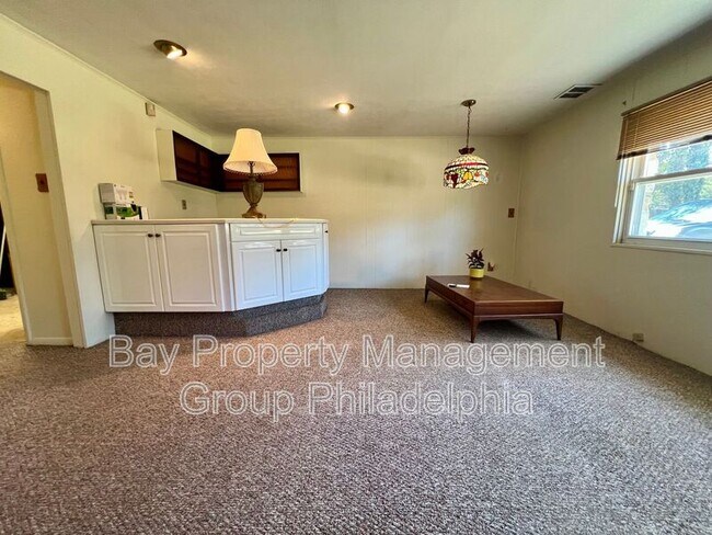 Building Photo - 303 Hedgerow Ln