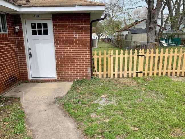 Building Photo - 314 Woodview Ave