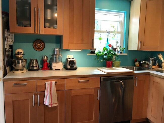 Building Photo - 3234 Dobson St