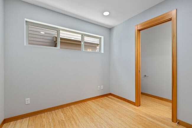 Building Photo - Air Conditioned West Seattle Live/Work Tow...