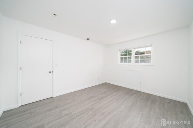 Building Photo - 392 College Dr