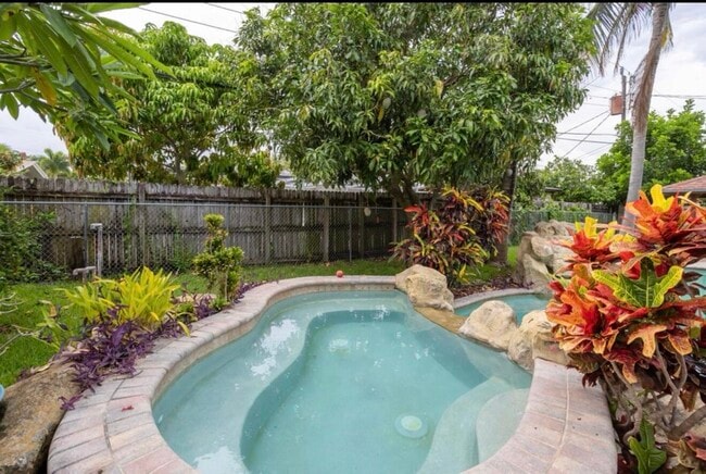 Building Photo - 603 SE 7th Ave