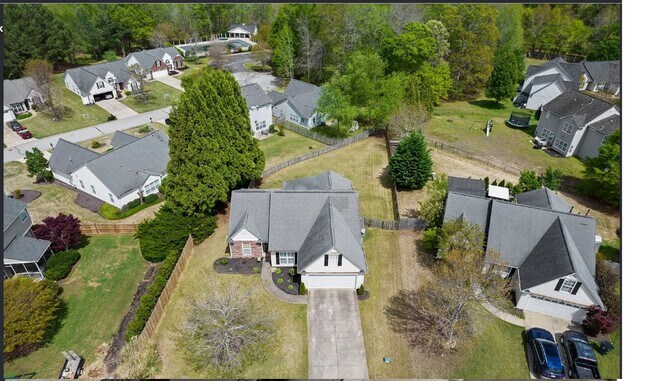 Building Photo - Spacious 3/2 Available Now!