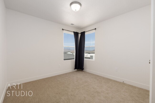 Building Photo - 3 Bedroom, 2.5 Bathroom Townhome in Auburn...