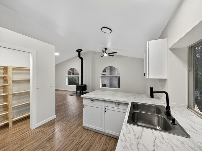 Building Photo - 5502 NE 10th St