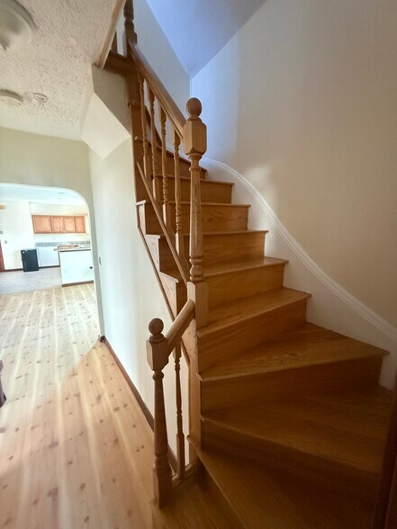 Building Photo - 569 Main St