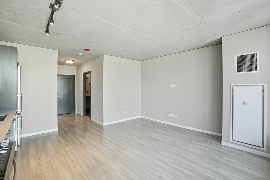 Building Photo - 969 W Washington Blvd