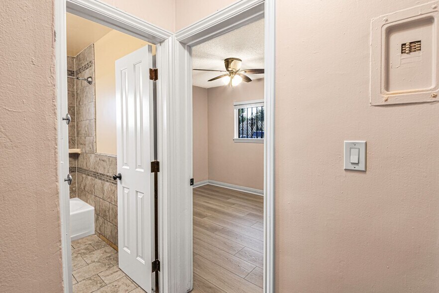 Building Photo - 1427 W Parade St