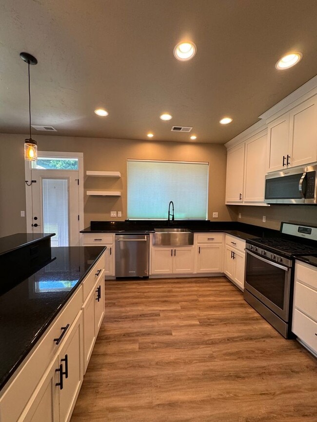 Building Photo - Newer Winchester 4 bedroom 2 bath home