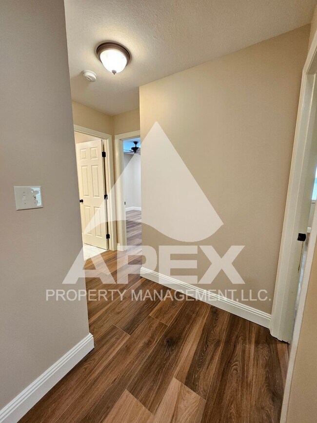 Building Photo - Renovated - 2 Bd 2.5 Ba Townhouse Duplex w/Huge Bonus room and oversized 1-car garage in West Kno...