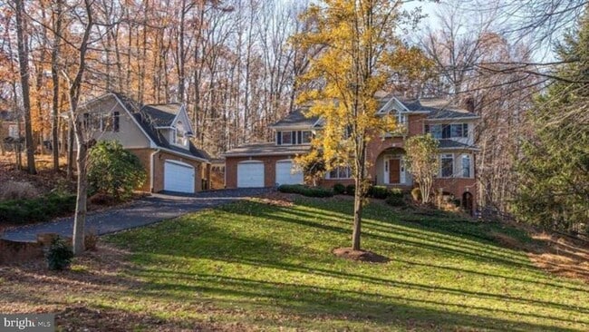 Building Photo - 2082 Hunters Crest Way