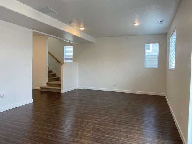 Building Photo - Single Family Home on Riverside.