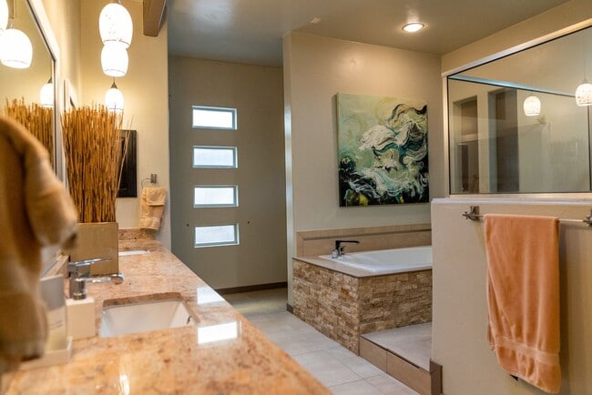 Building Photo - Stunning 4 bedroom, 2,5 bath home in West ...