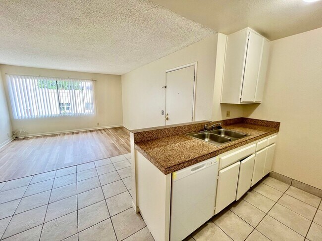 Building Photo - Upstairs 2BD/2BTH with Central A/C, Privat...