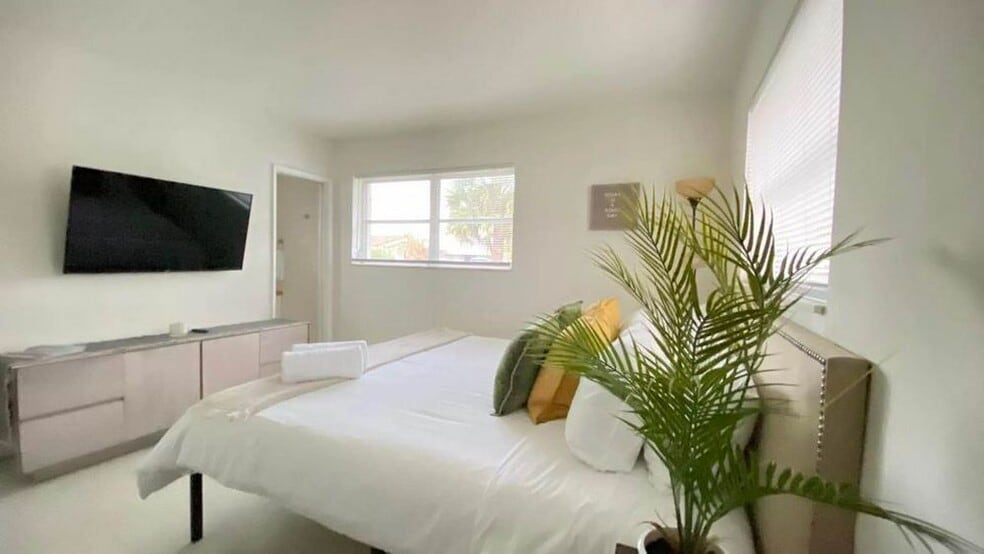 Building Photo - 1523 NE 51st St