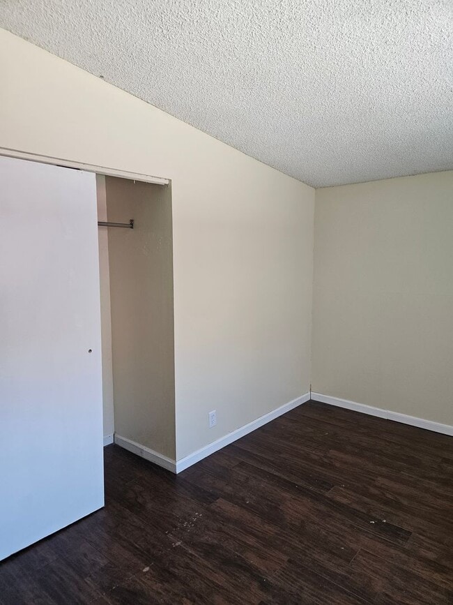 Building Photo - Large 3 Bedroom 2 Bath House