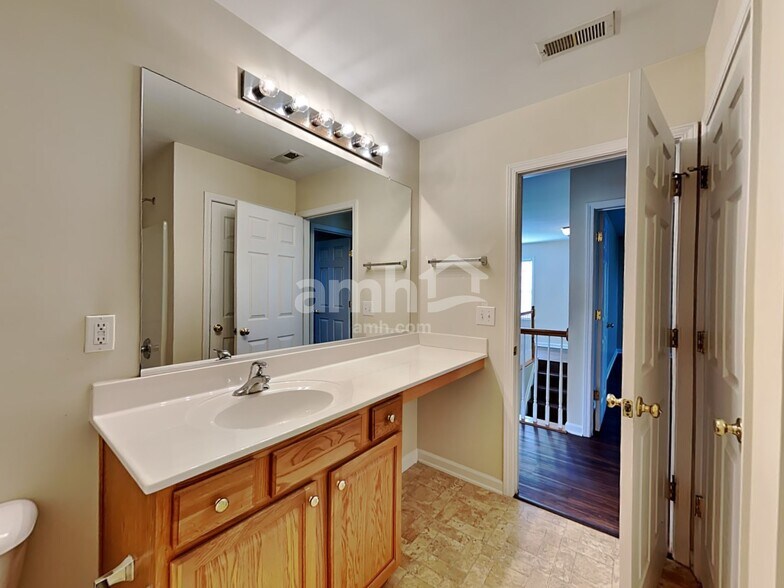 Building Photo - 8701 Poteat Dr