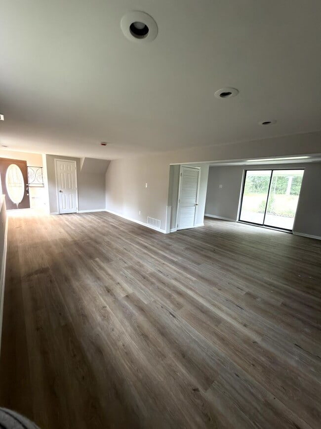 Building Photo - Beautifully Updated 4 Bedroom Rental Home