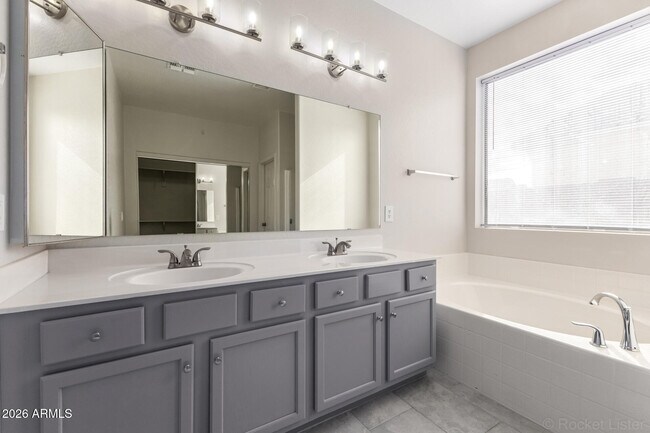 Building Photo - 5665 W Laurie Ln