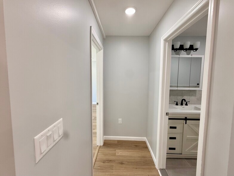 Building Photo - 13 Roosevelt Ave