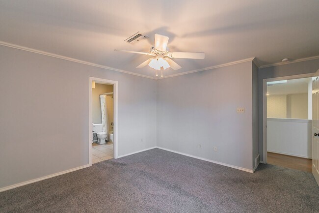 Building Photo - BEAUTIFUL and SPACIOUS Townhome in Ideal L...