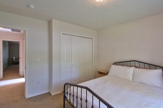 Building Photo - 2372 NW Meadows Dr