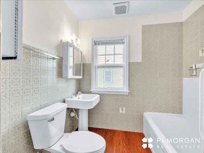 Building Photo - 2 bedroom duplex for rent in Midtown!