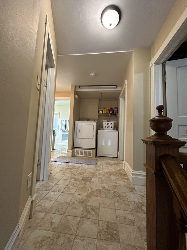 Building Photo - Great 4 Bed 3 Bath! Available June 1st 2025