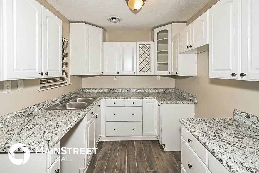 Building Photo - 886 Valley Springs Dr