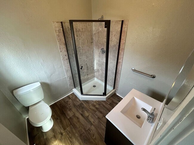 Building Photo - Cozy 2 Bedroom Home Near South Toledo Neighborhood