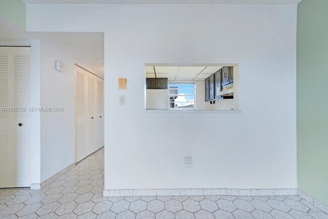 Building Photo - 2998 Sunrise Lakes Dr E