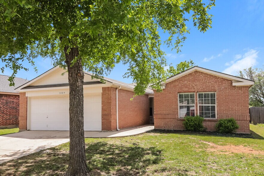 Building Photo - 1009 Springcreek Dr