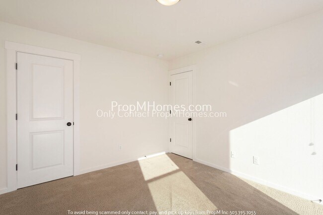 Building Photo - Enchanting 2-Bedroom Gem in SE Portland - End Unit!