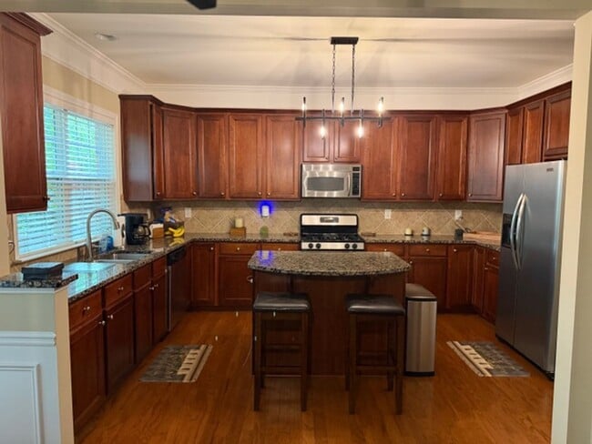 Building Photo - Beautiful Townhome Available in Vinings Overlook!