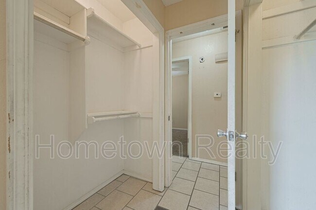 Building Photo - 2000 Twisted Oak Cir