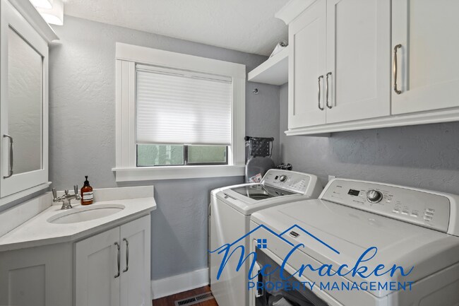 Building Photo - Fully furnished, pet-friendly, and available for mid-term stays with a 30-day minimum