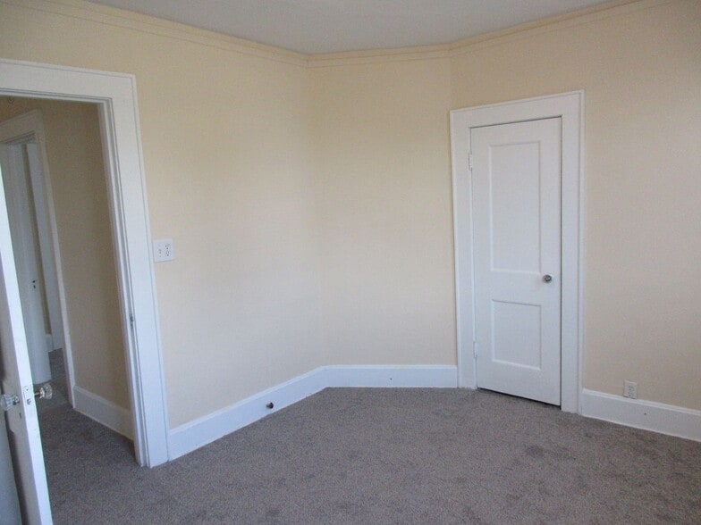 Building Photo - 702 28th St