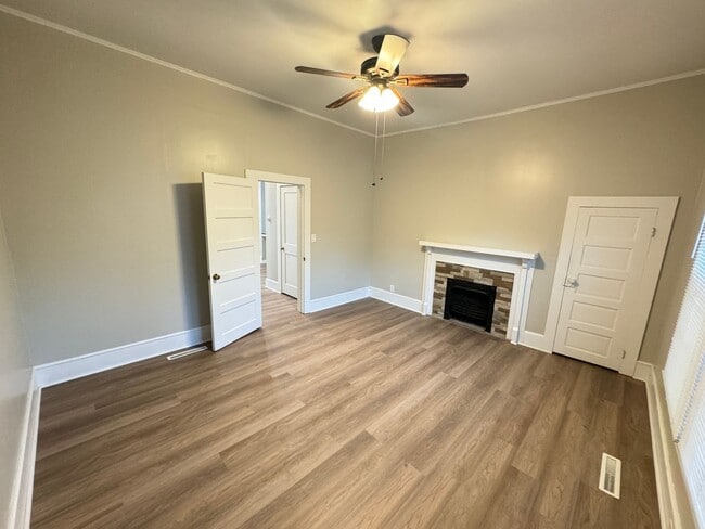 Building Photo - Fully remodeled, 2 bed 1 bath house, Walk to downtown Kannapolis!