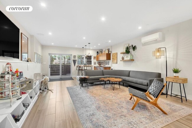 Building Photo - 164 Diamond St