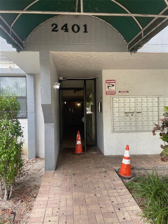 Building Photo - 2401 Riverside Dr