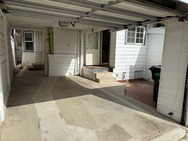 Building Photo - 2 Bedroom 2 Bath