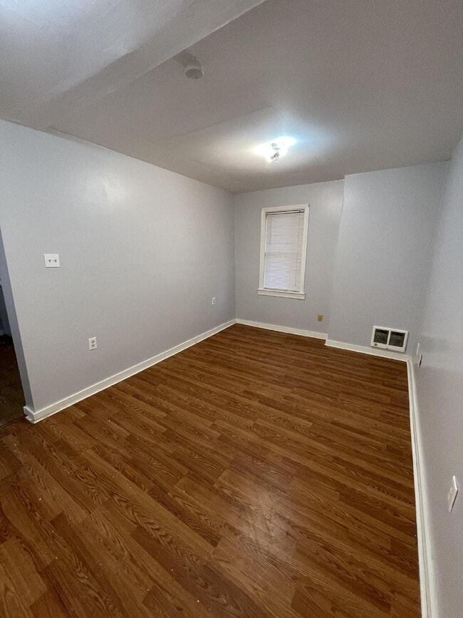 Building Photo - 456 Woodlane Ave