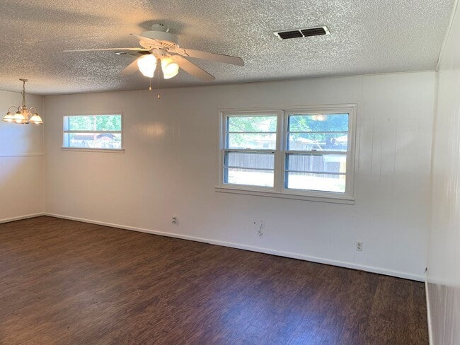 Building Photo - Pre-Leasing  3 Bed 1 Bath