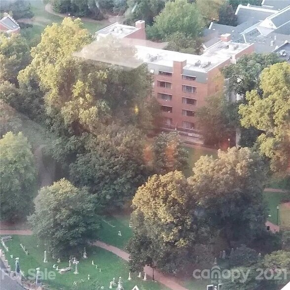 Building Photo - Room in Apartment on N Poplar St