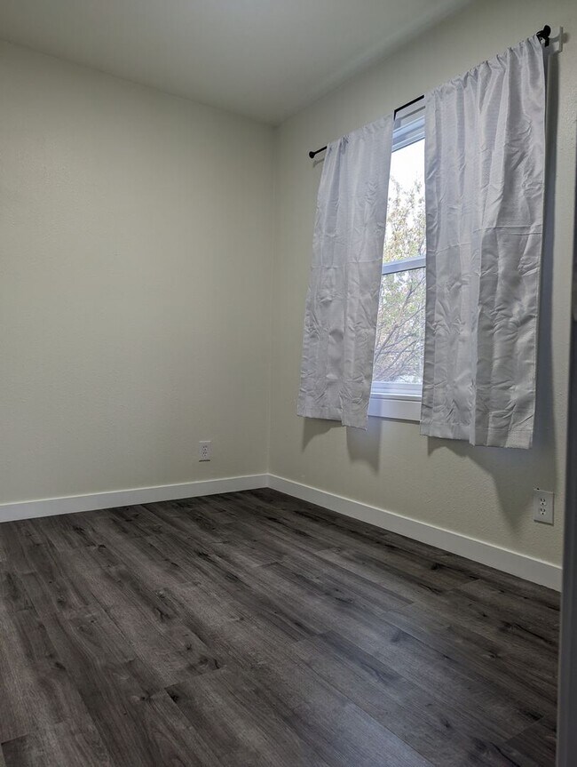 Building Photo - Quaint 2 bedroom Craigmont house