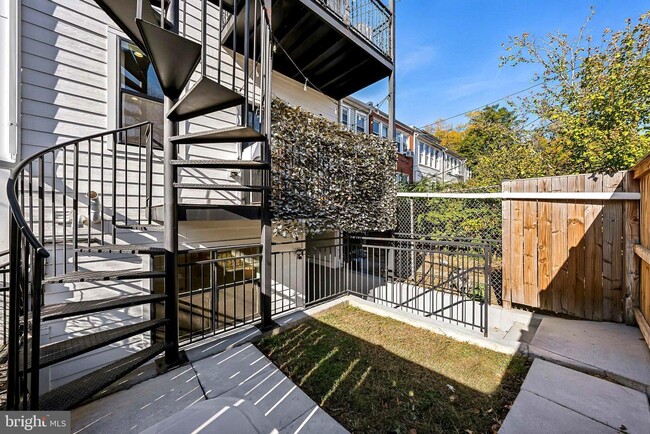 Building Photo - 1213 Holbrook St NE
