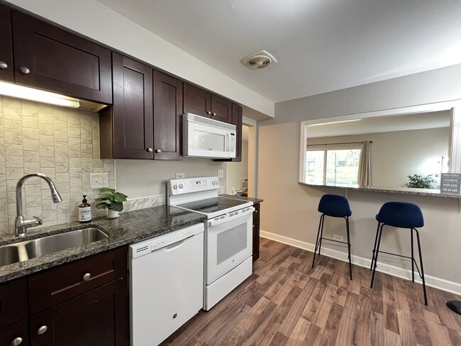 Building Photo - 703 Falcon Dr