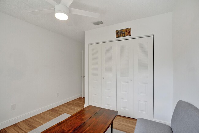 Building Photo - 9841 NW 9th Ct