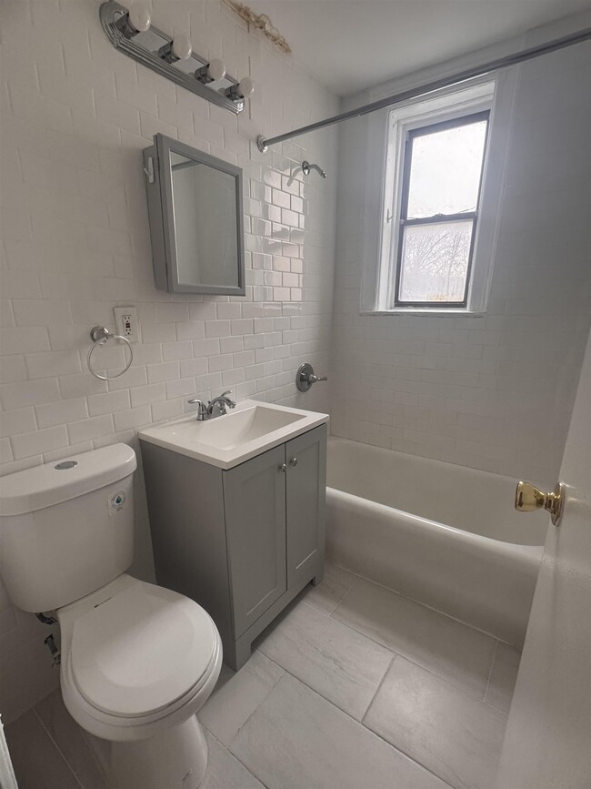 Building Photo - 821 Bergen Ave